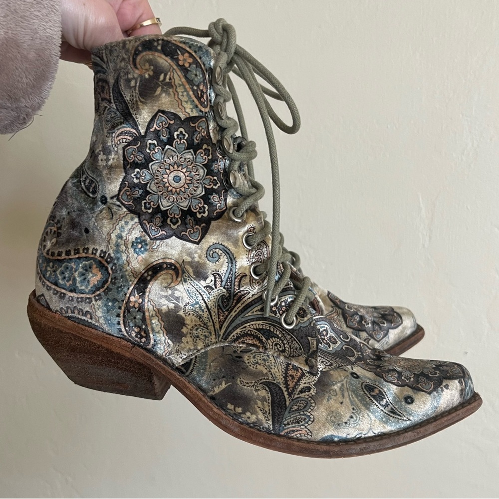 FREE PEOPLE VELVET PAISLEY LACE UP BOOTS ✨ Daisy Jones & the Six !! SIZE 8